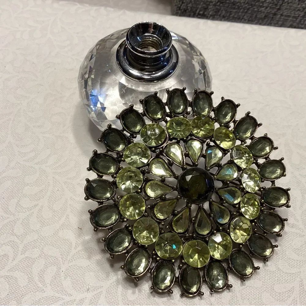 Green Vintage-Style Floral Brooch with Faceted Stones